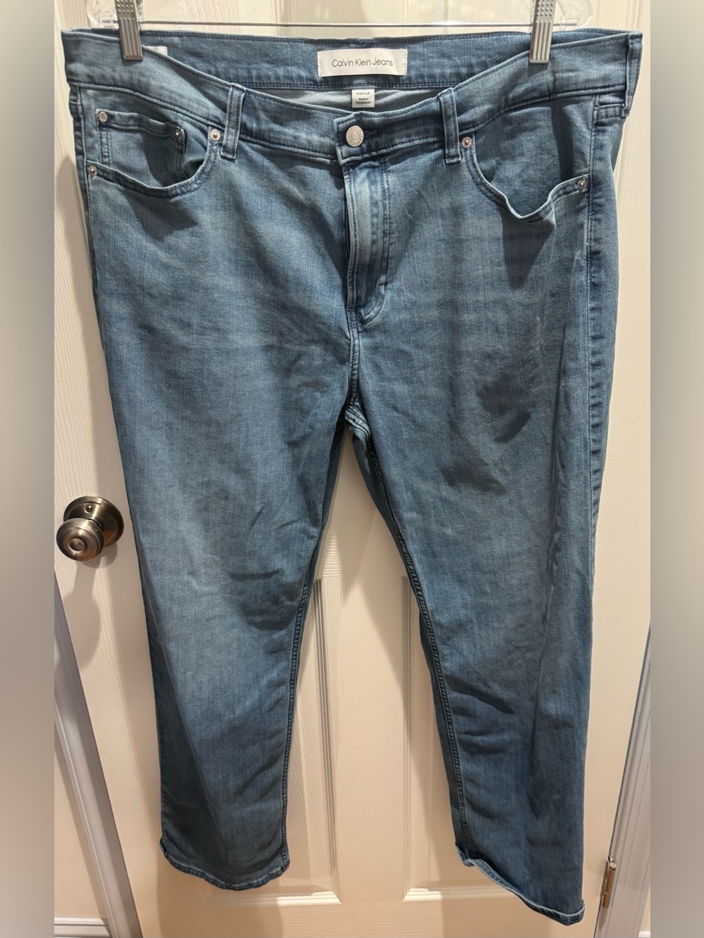 NWOT Calvin Klein Jeans Men’s Slim Straight in Light Blue Wash Size 38W 30L